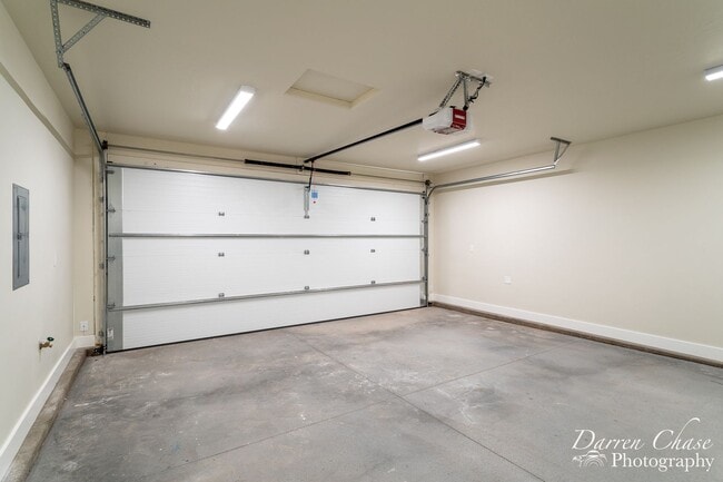 Building Photo - Beautiful!! End unit! 4 bedroom, 2.5 bathroom townhome in Hurricane!