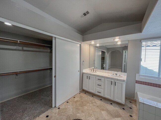 Building Photo - Spacious 4-Bedroom Home in Prime Green Val...