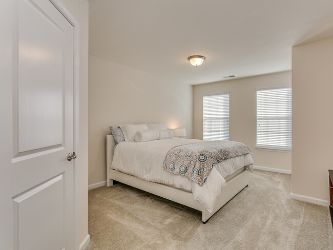 Building Photo - Lovely 3 Bedroom 2.5 Bath Townhouse, Easy ...