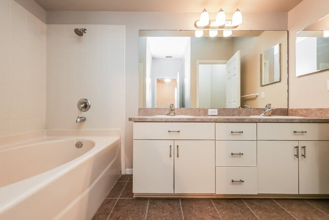 Building Photo - 619 Wave Crest Cir