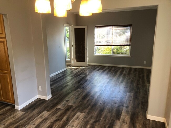 Building Photo - 2687 NW Oak Ridge Dr
