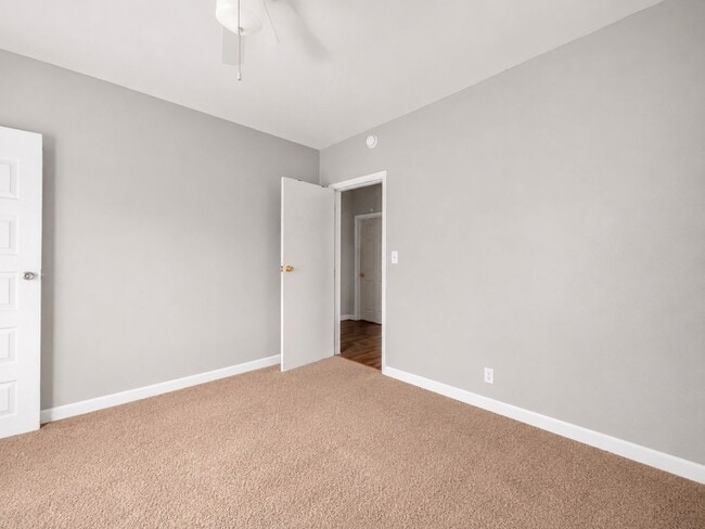 Building Photo - 227 E Northwood Ave