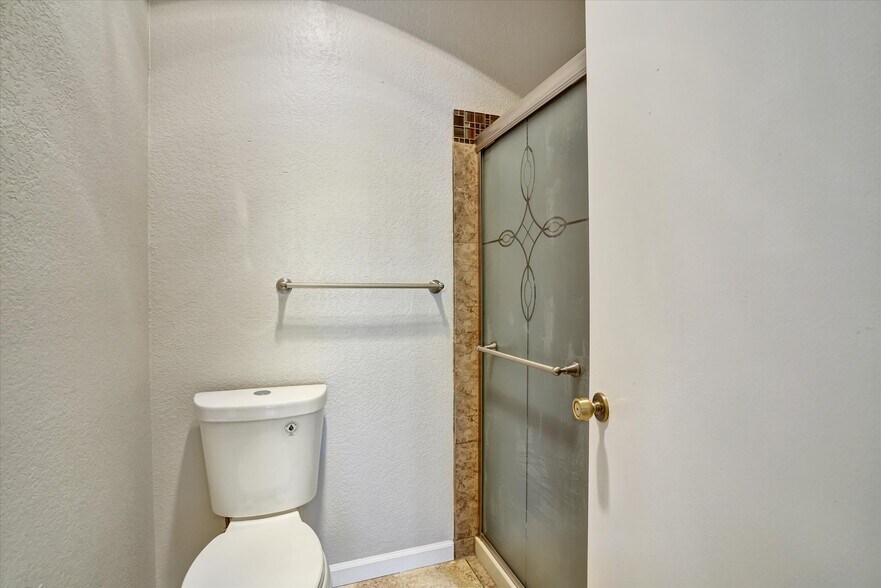 Building Photo - 3402 Pinewood Terrace