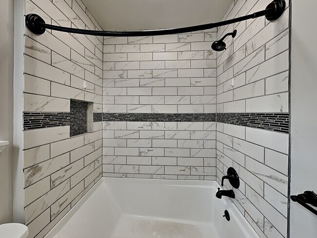 Building Photo - 4418 Englewood Rd