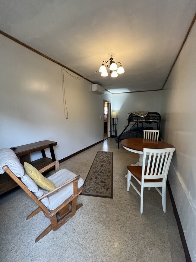 Building Photo - 608 4th Ave