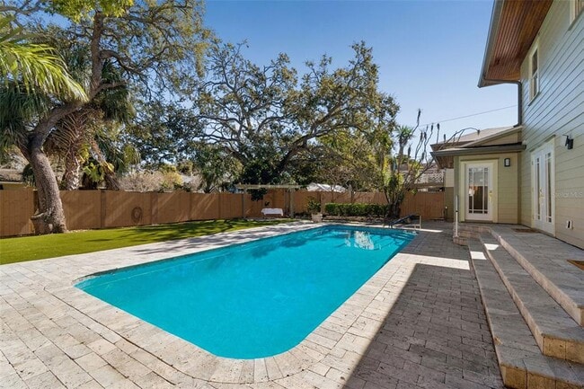 Building Photo - 344 21st Ave NE