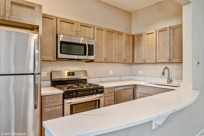Building Photo - 644 W Wrightwood Ave