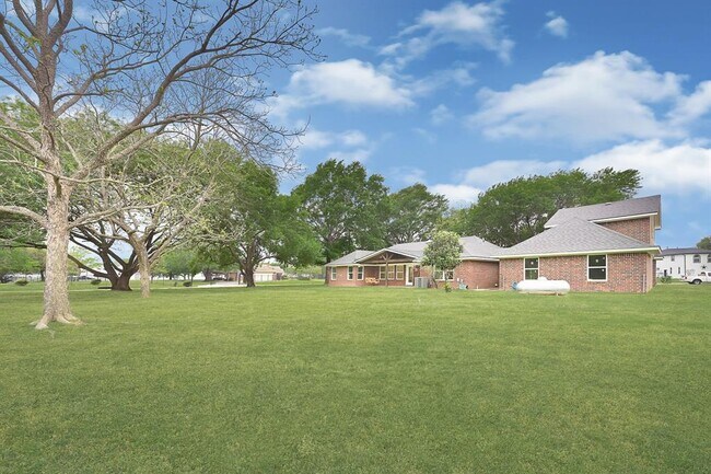 Building Photo - 14090 Waterview Dr