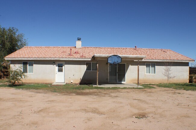 Building Photo - Move-In Ready 4BR/2BA with New Flooring, Fireplace & Spacious Kitchen