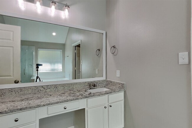 Building Photo - 8227 Sports Haven Dr