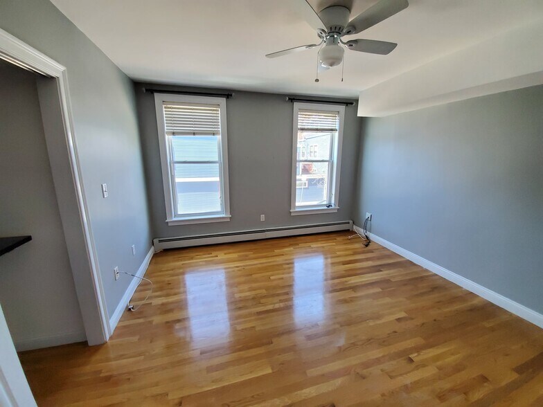 Building Photo - 544 E 8th St