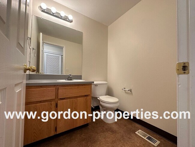 Building Photo - SE 73rd Ave - 3 bedroom townhouse in Mt Sc...