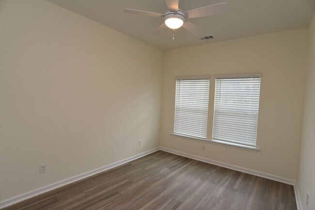 Building Photo - Charming Town Home Available