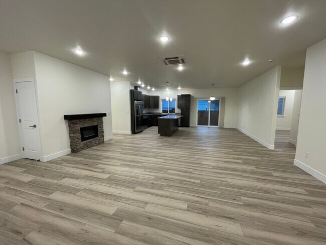 Building Photo - 410 4th St