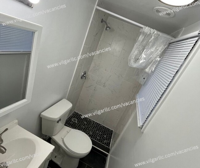 Building Photo - 3 spacious bedrooms, 2 full bathrooms home in Gary, IN