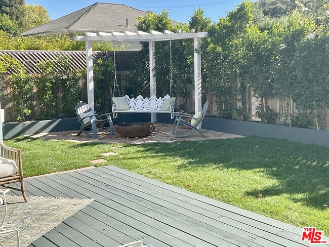 Building Photo - 370 Main St