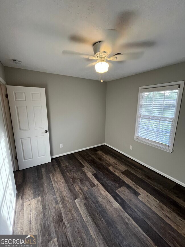 Building Photo - 2220 Mahan Dr