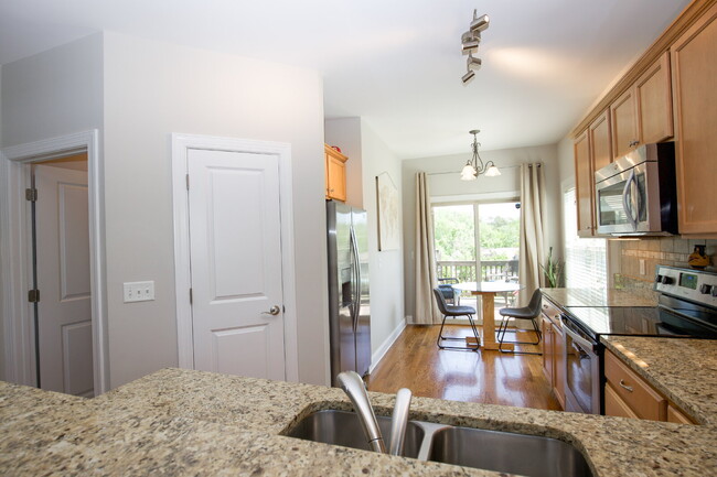 Building Photo - Charming End-Unit Townhome in Southern Pines