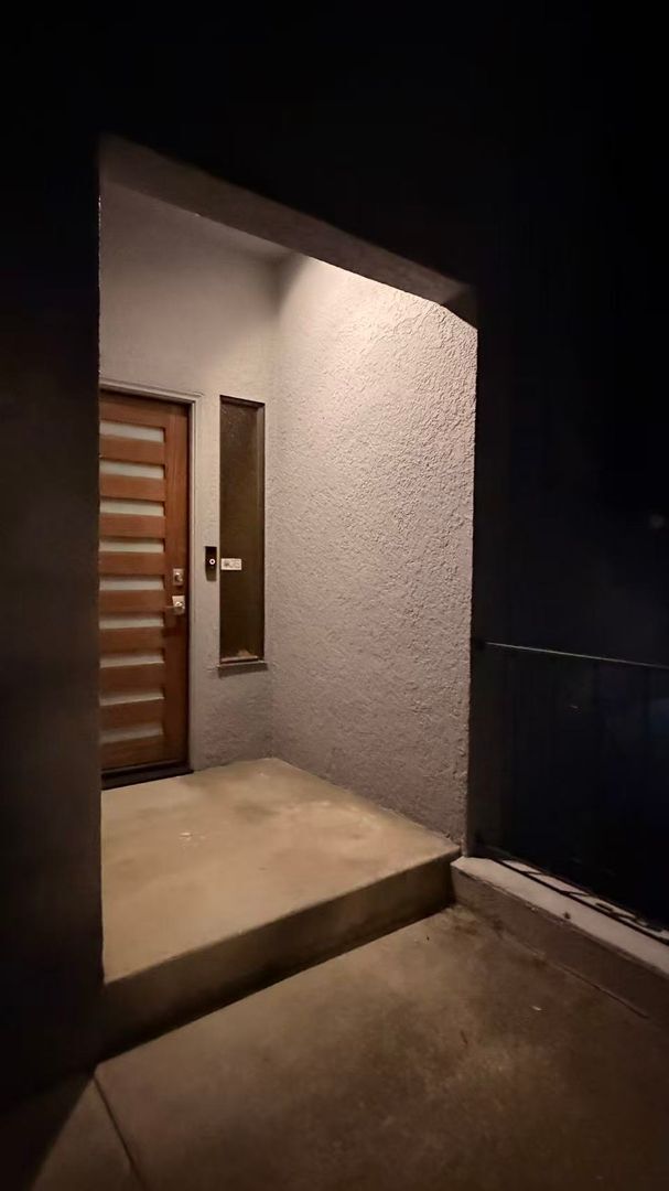 Building Photo - 3Bed/2.5Ba Tri-Level Home with Views, Solar, and Private Yard – Glen Park