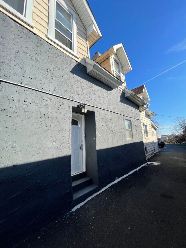 Building Photo - 9413 Bustleton Ave