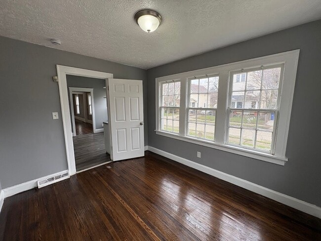 Building Photo - Three bedroom one bathroom single story home for rent