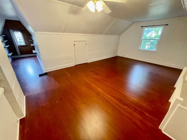 Building Photo - Upgraded 3bd/2bath Laurelhurst Home w/ Pri...