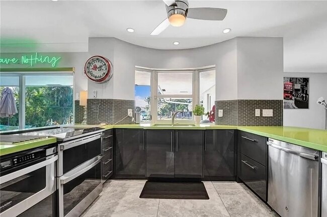 Building Photo - 2830 NE 55th St