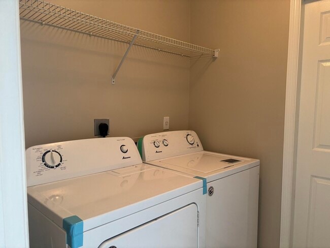 Building Photo - 4497 SW Gadshaw Rd