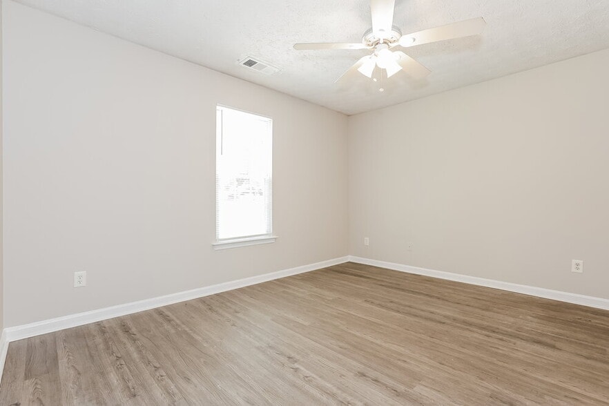 Building Photo - 6125 Pineneedle Dr SW