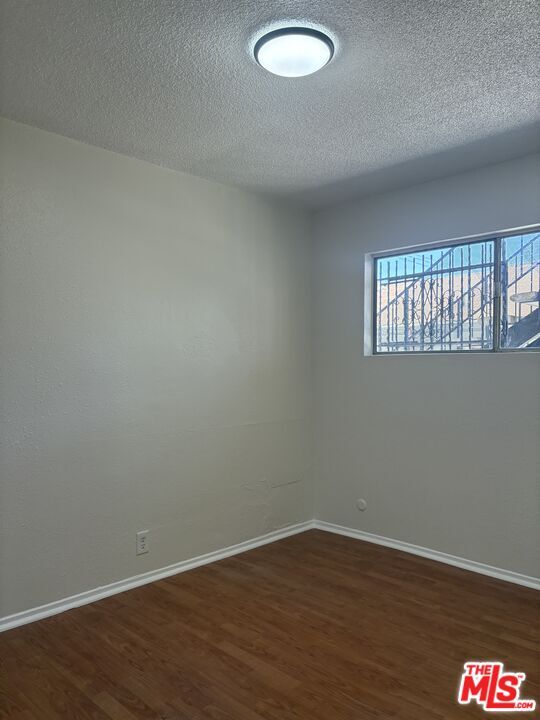 Building Photo - 961 S Kenmore Ave