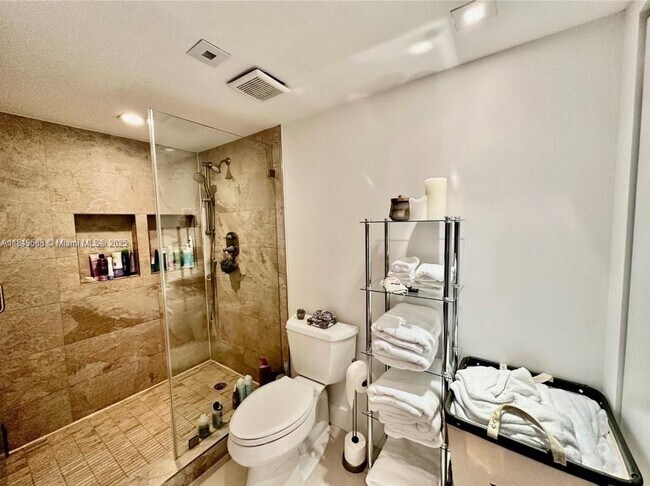 Building Photo - 2025 Brickell Ave