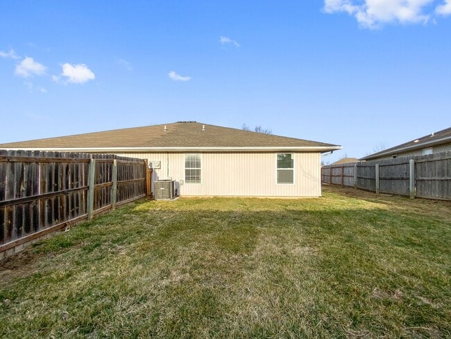 Building Photo - 3BR/2BA Home for Rent in Grain Valley, MO 64029 | Fenced Yard | Fireplace | Garage | Pet-Friendly