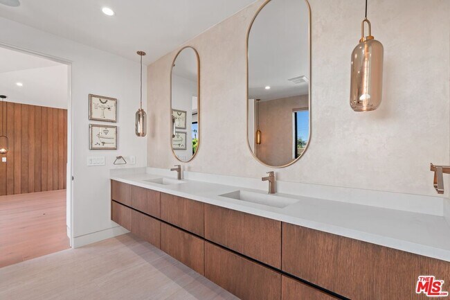 Building Photo - 4708 Noble Ave