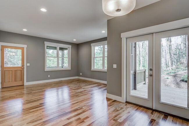 Building Photo - Gorgeous,  North Asheville Cottage