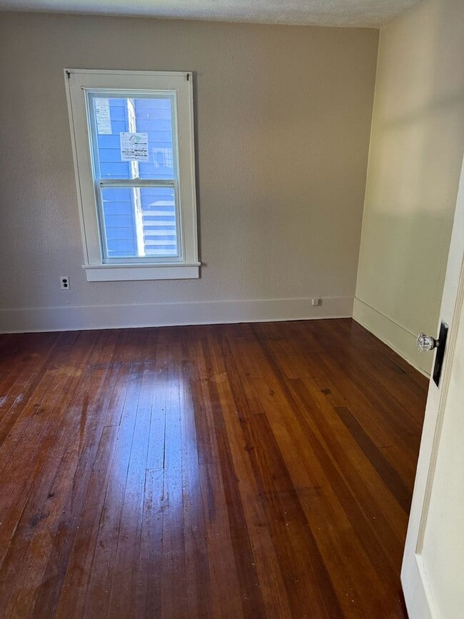 Building Photo - 5 Bedrooms 1.5 baths house