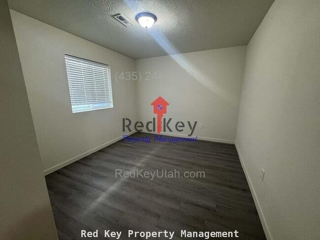 Building Photo - Broxburn Way Duplex