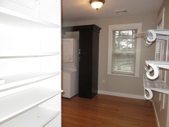 Building Photo - 192 Willow St