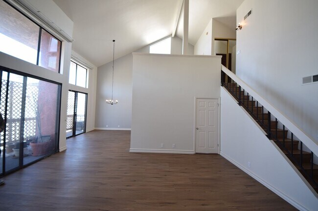 Building Photo - ***Amazing 2 Bed 2.5 Bath Westwood Condo U...