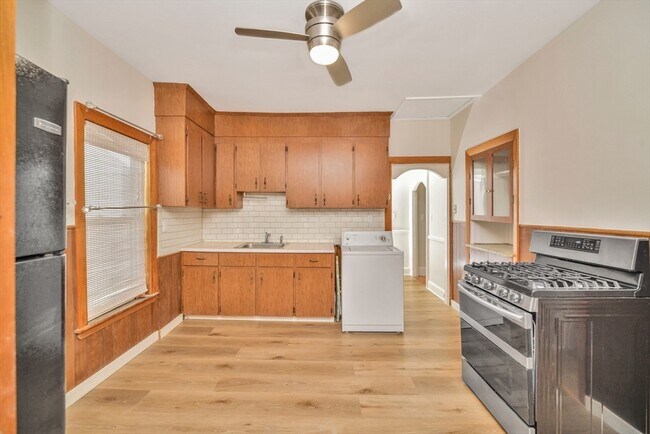Building Photo - 492 Metropolitan Ave