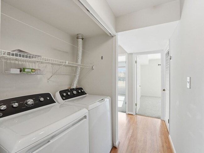 Building Photo - Perfectly situated in the highly sought-after Ponds of Centreville community!