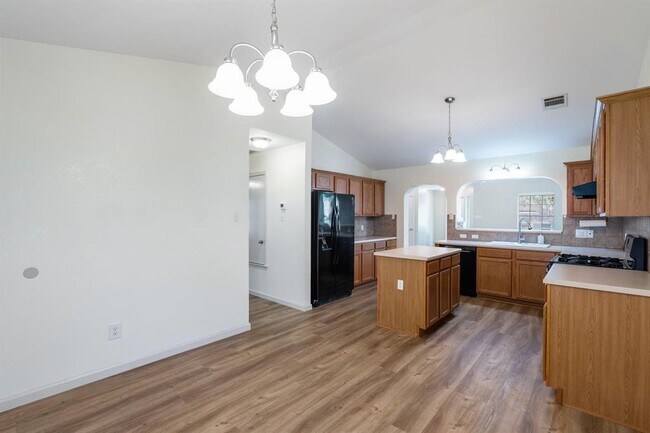 Building Photo - 5911 Steiner