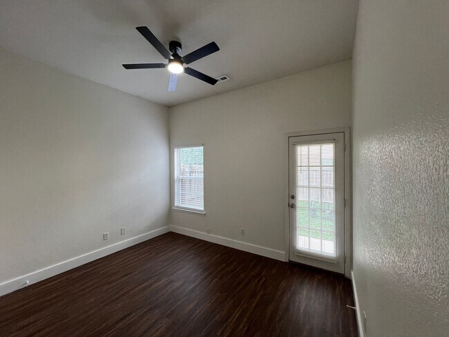 Building Photo - 985 N Daisy Ln