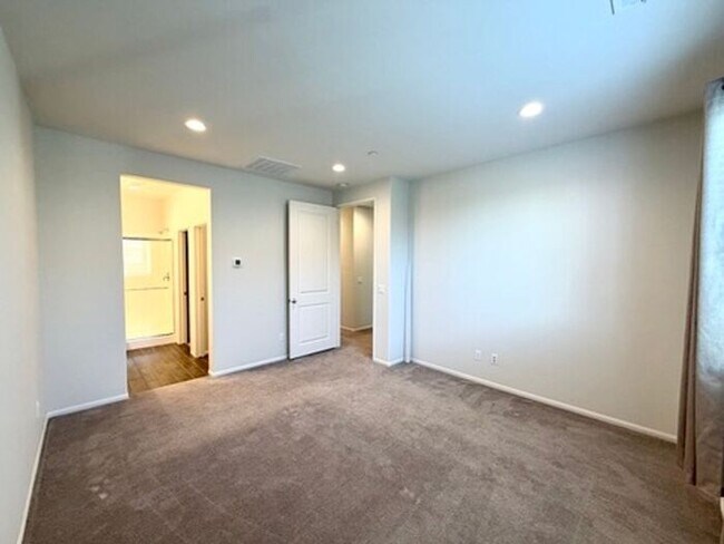 Building Photo - Luxury Townhome for Lease in Rancho Cucamonga