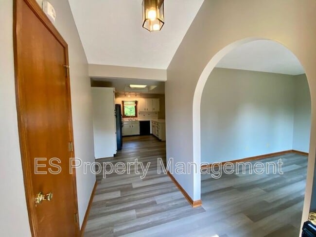 Building Photo - 6110 Munsee Ln
