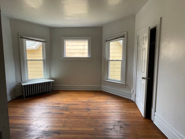 Building Photo - 2nd Fl 2 bed/1 bath Apartment in Wilkinsburg
