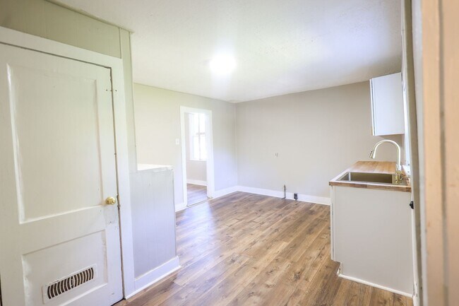 Building Photo - 7612 Colgate Ave