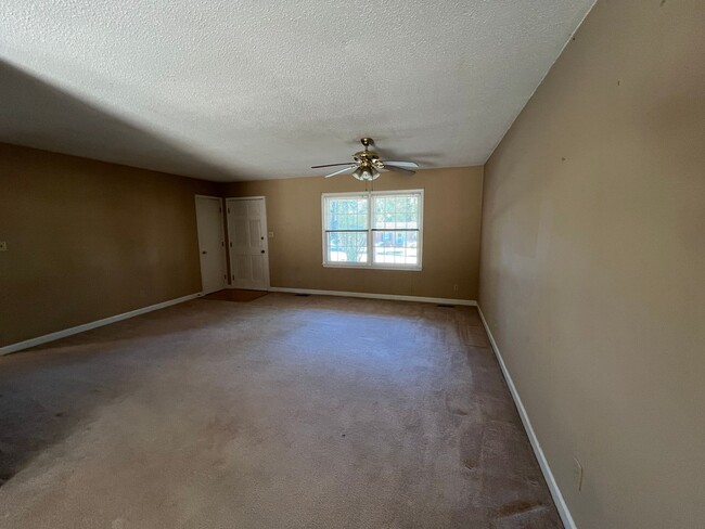 Building Photo - Spacious 3 Bedroom, 2 Bath Rental Home