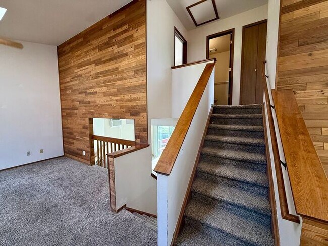 Building Photo - 3 Bedroom 2 Bath Tri Level Home with 2 Car...