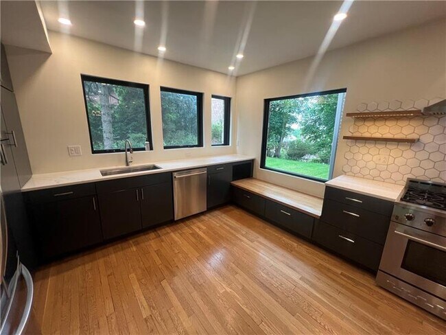 Building Photo - 127 Westland Dr