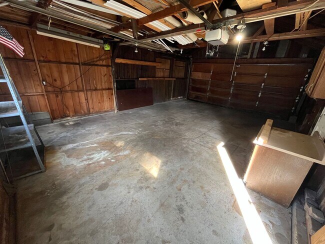Building Photo - Newly Remodeled 3 Bedroom House!